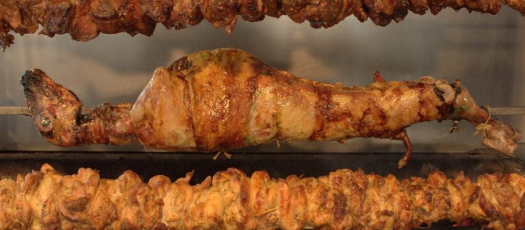 Πάσχα: Τι να φάτε μετά το αρνί και το κοκορέτσι «για να μην πάρετε θερμίδες» (βίντεο)