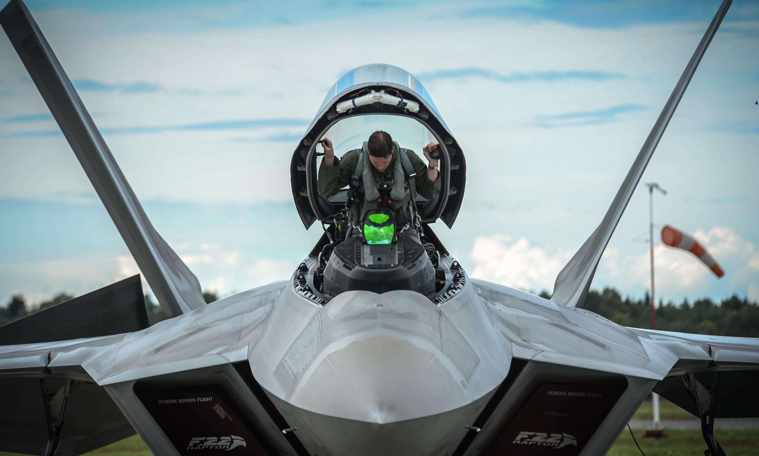 Αμερικανική Αεροπορία: Εξοπλίζει με τυφέκια μάχης τους πιλότους των F-22 σε περίπτωση κατάρριψης