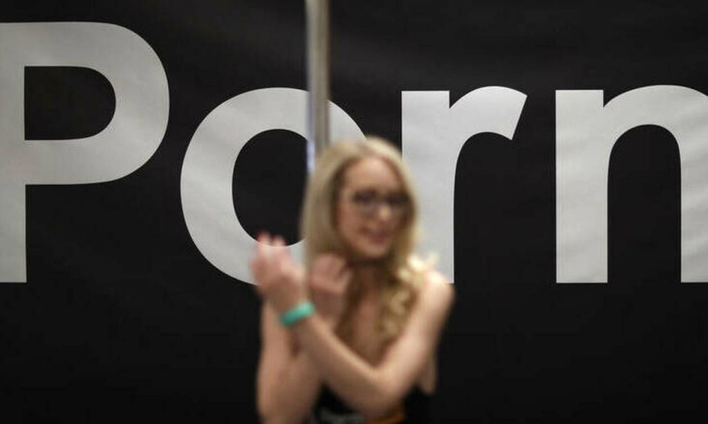 Σάλος στις ΗΠΑ: Επίσημος λογαριασμός σχολείου πόσταρε βίντεο ερωτικού περιεχομένου (φώτο)