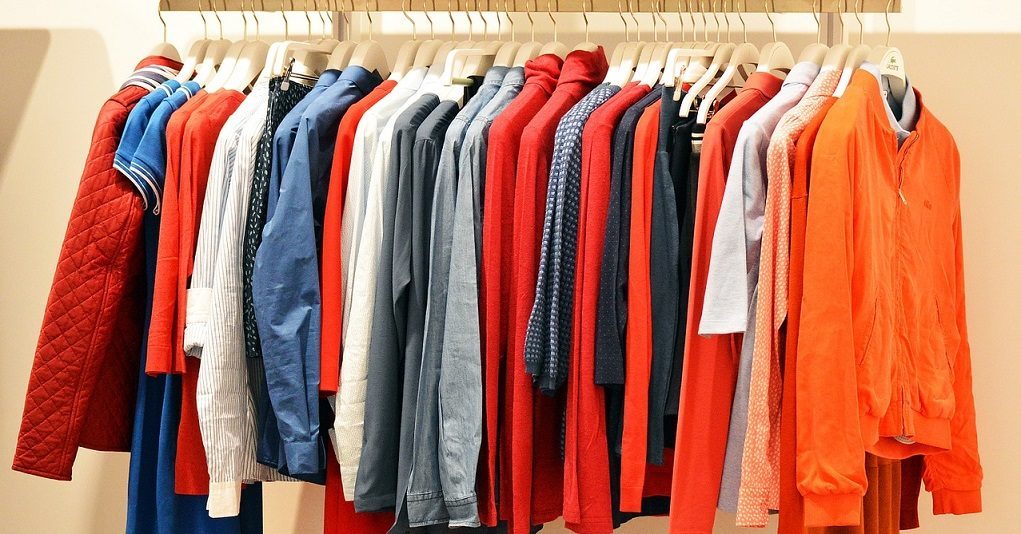 Κόλπα για να μυρίζουν πάντα όμορφα τα ρούχα σας