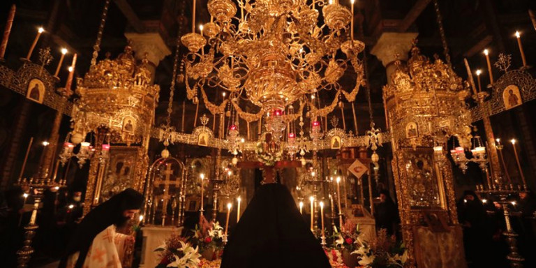 Πάσχα στο Άγιον Όρος: Κατάνυξη, ολονύκτιες ακολουθίες & τελετουργικά – Πως γιορτάζουν οι μοναχοί την Ανάσταση