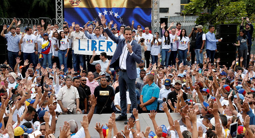 Ο Χουάν Γκουαϊδό καλεί σε εξέγερση: «Οι ΕΔ στηρίζουν την ανατροπή Μαδούρο» – Συγκρούσεις στο Καράκας (upd) (βίντεο)