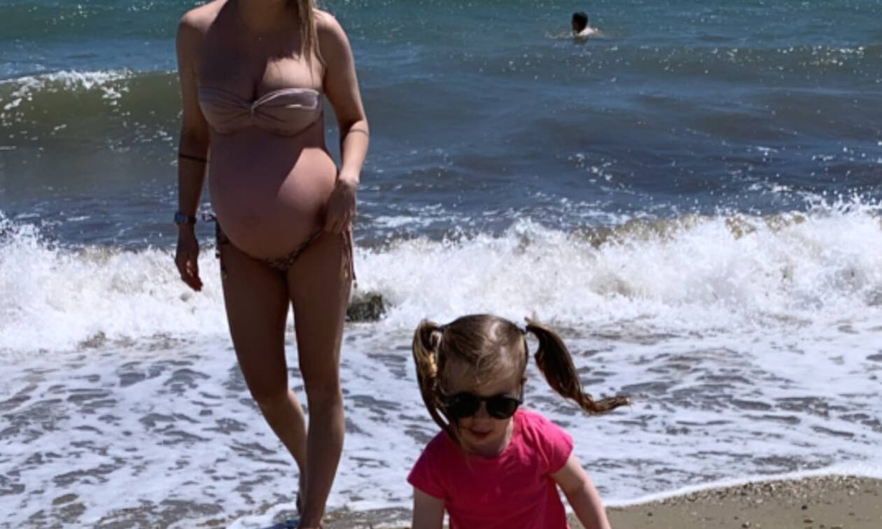 Ποια γνωστή Ελληνίδα αποκαλύπτει με μαγιό την εγκυμοσύνη της;