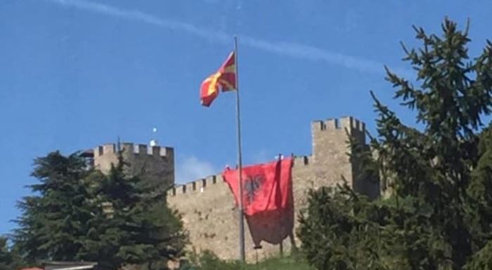 Σκόπια: Για αλβανική σημαία στο φρούριο του Σαμουήλ- Πρόστιμο και απέλαση
