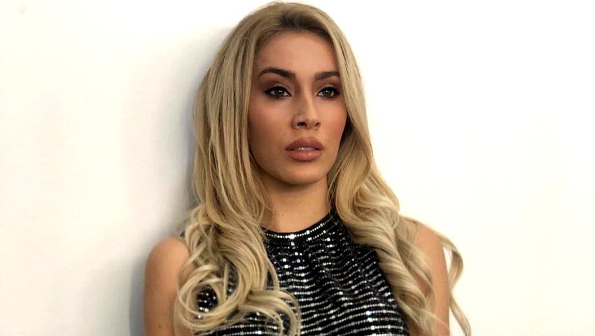 Τέλος το ξανθό για την Αθηνά Χρυσαντίδου – Δεν αναγνωρίζεται με μαύρα μακριά μαλλιά