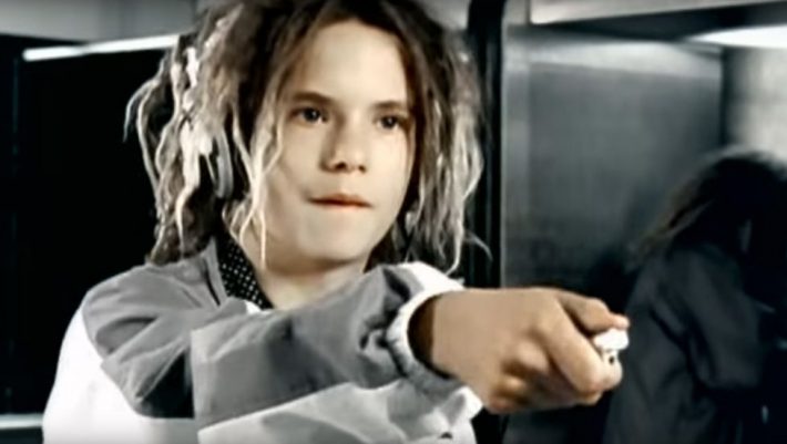 17 χρόνια μετά: Θα πίστευες ποτέ ότι αυτός είναι ο θεούλης πιτσιρικάς του Freestyler;