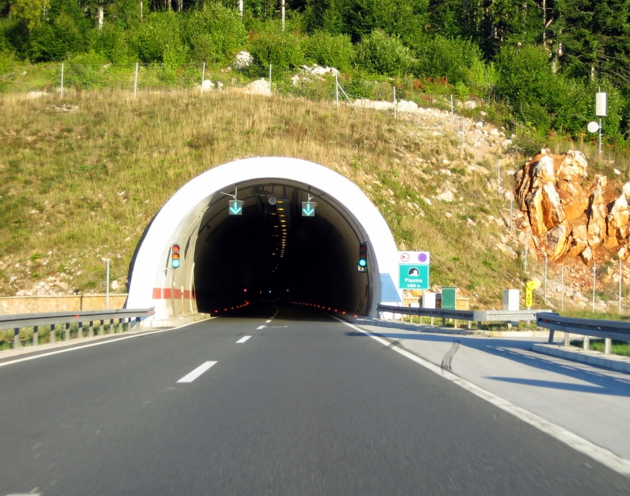 Δεν πιστεύουν στα μάτια τους οι οδηγοί όταν βλέπουν αυτό που υπάρχει πάνω από το τούνελ (φωτο)