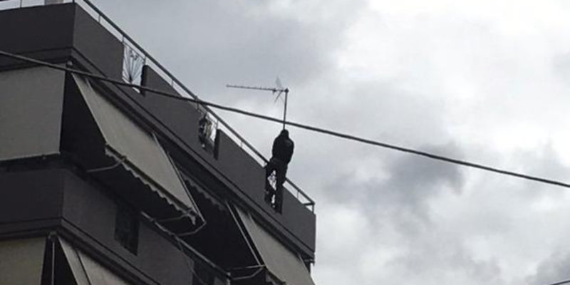 Αγρίνιο: Νεαρός απειλεί να αυτοκτονήσει πηδώντας από ταράτσα (φωτο)