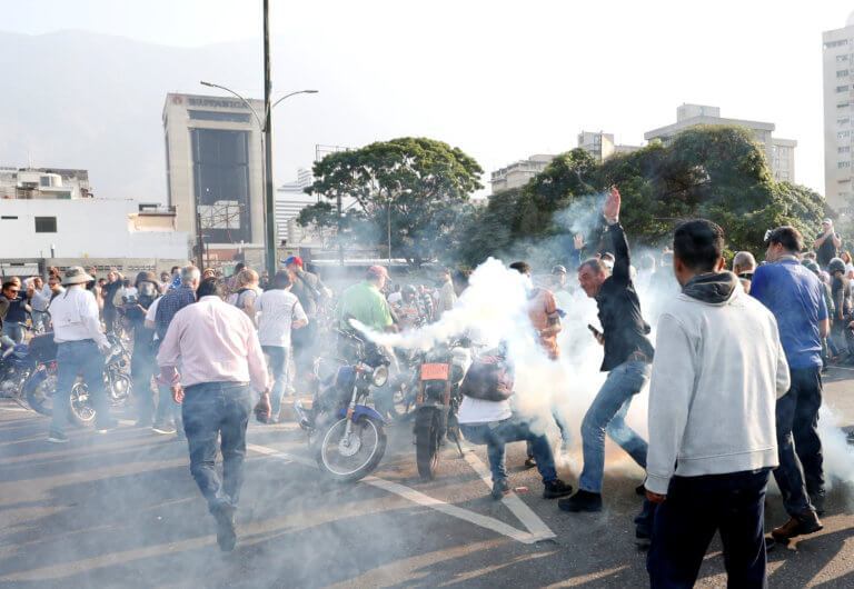 Χάος στη Βενεζουέλα – Στρατιωτικοί συλλαμβάνουν στρατιωτικούς (βίντεο)