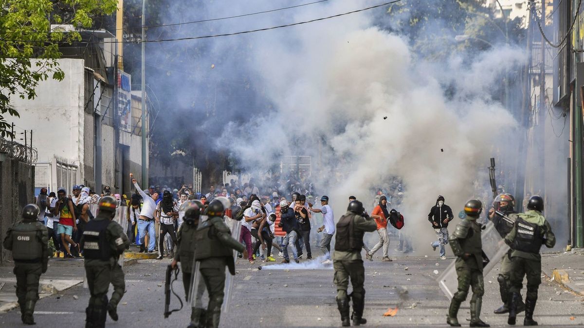 Μάχες στο κέντρο του Καράκας – Μαδούρο: «Έχω την πλήρη στήριξη του Στρατού»