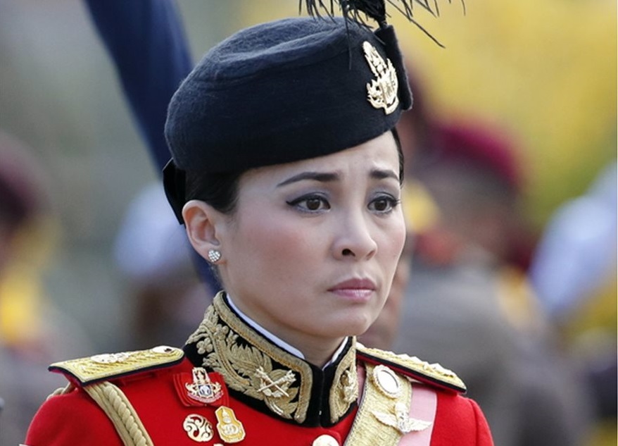 Σουτίντα: Μία στρατηγός και πρώην αεροσυνοδός, βασίλισσα της Ταϊλάνδης (φώτο-βίντεο)