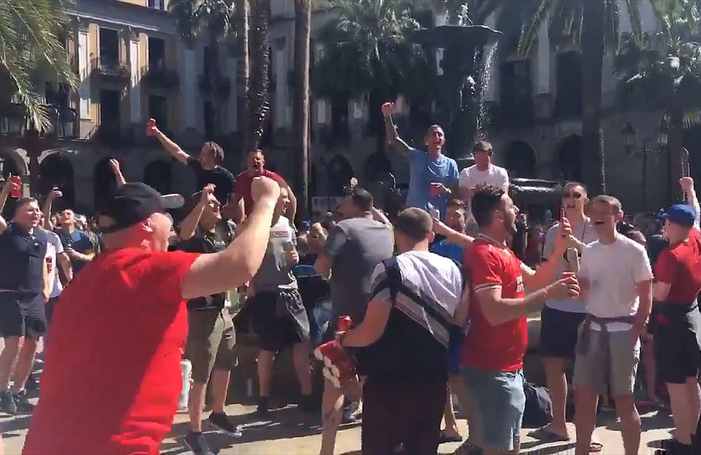 Οπαδοί της Λίβερπουλ πέταξαν ανθρώπους σε σιντριβάνι στη Βαρκελώνη (βίντεο)