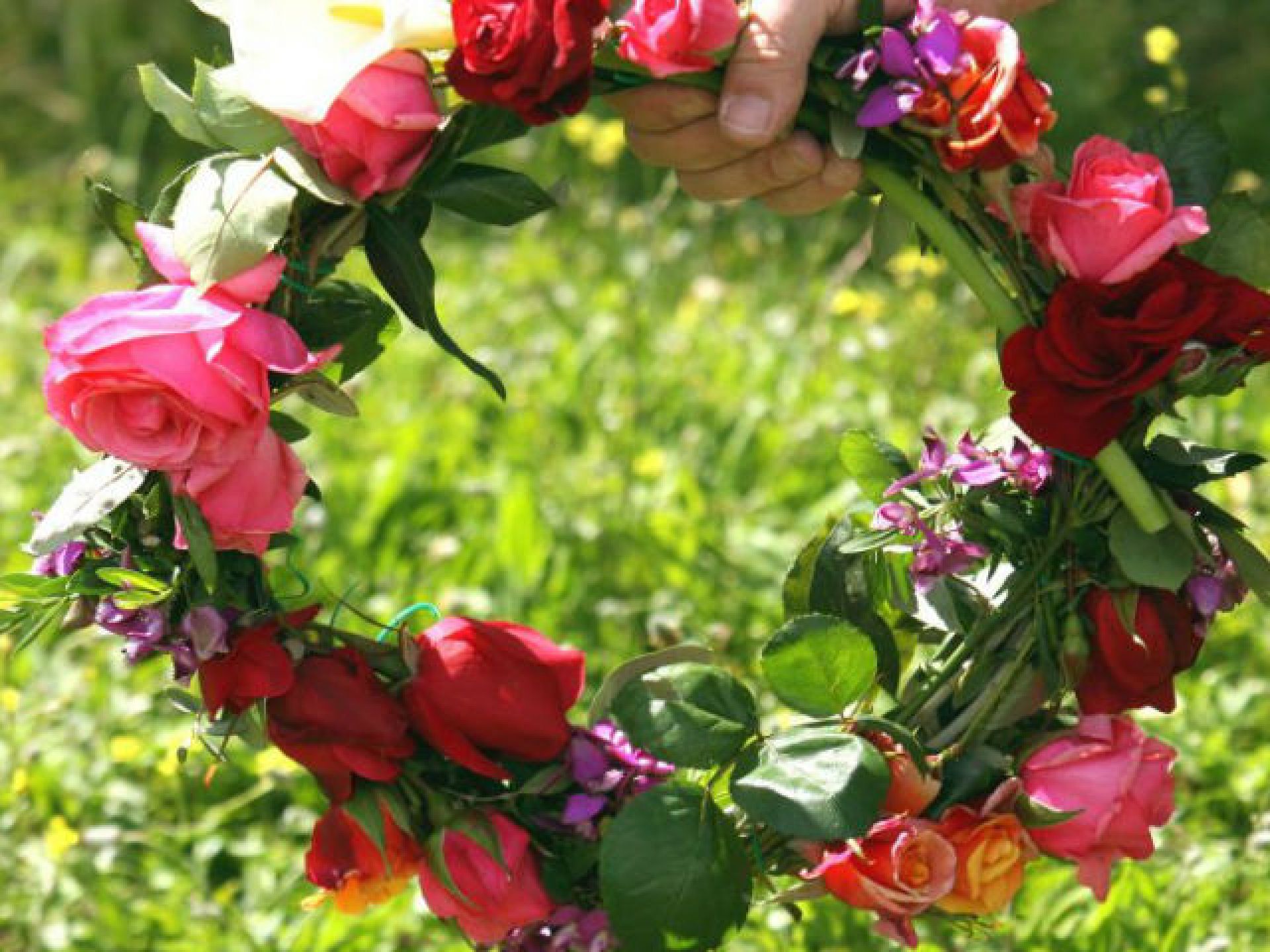 Γιατί φτιάχνουμε στεφάνια την Πρωτομαγιά – Έθιμα από όλη την Ελλάδα