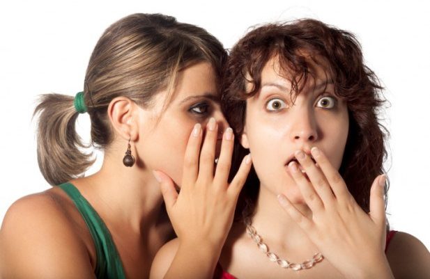 Σε αυτή τη χώρα το κουτσομπολιό τιμωρείται με πρόστιμο