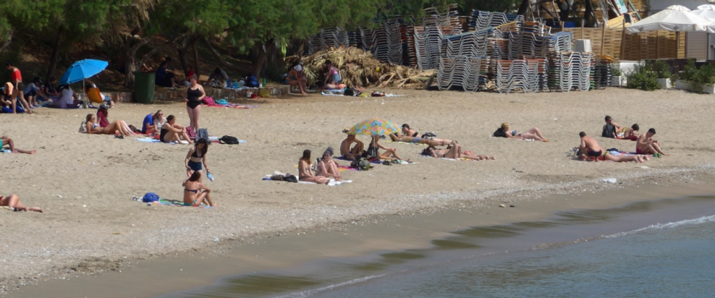 Πρωτομαγιά στην παραλία – Με μαγιό και καλοκαιρινή διάθεση στο Παλαιό Φάληρο (φώτο)