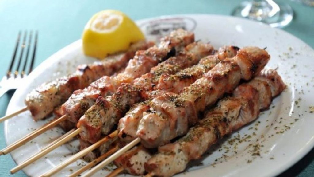 Σουβλάκι: Είναι το χοιρινό καλαμάκι πιο υγιεινό από τον γύρο;