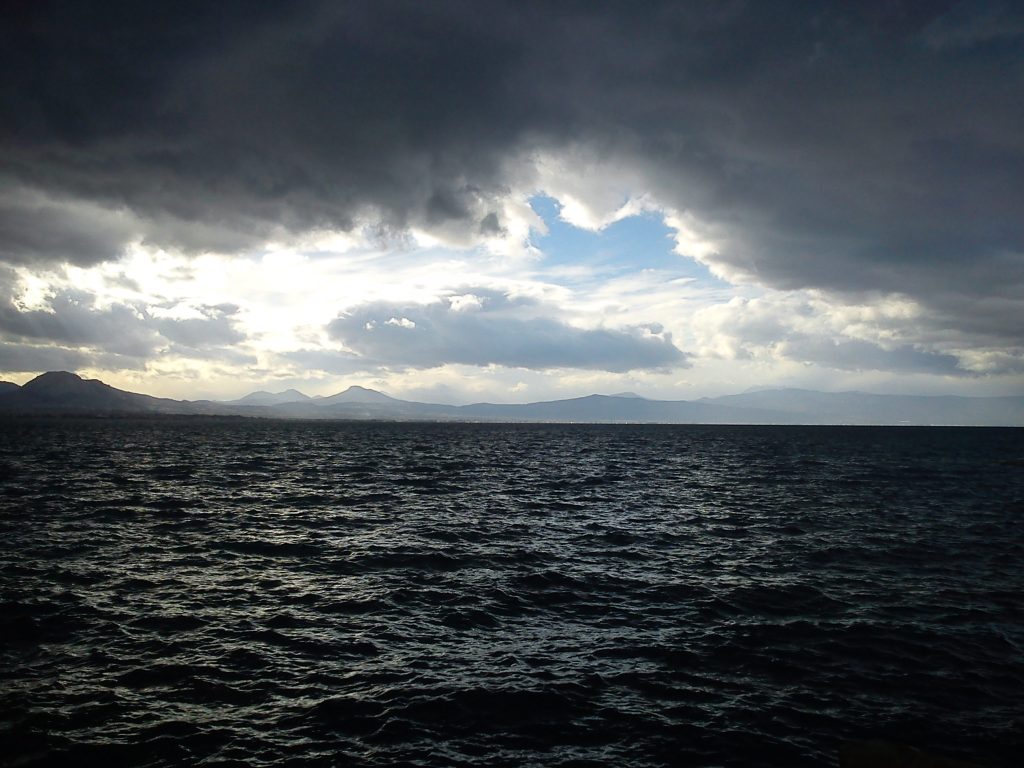 Καιρός: Αλλάζει το σκηνικό σήμερα Πρωτομαγιά – Βροχές, κρύο και… σκόνη