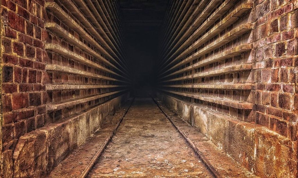 Έσκαψε τούνελ κάτω από το σπίτι της πρώην για να την παρακολουθεί και… το πλήρωσε ακριβά! (φώτο)