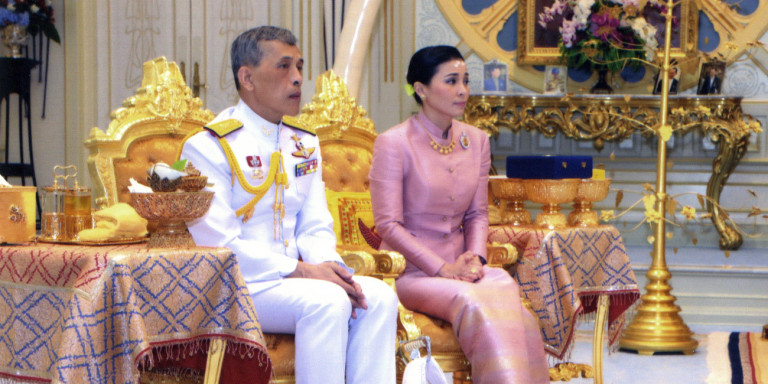 Οι πρώτες φωτογραφίες της νέας βασίλισσας της Ταϊλάνδης – Πεσμένη στο πάτωμα, στα πόδια του βασιλιά