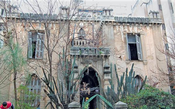 Ο «στοιχειωμένος» πύργος στην πλατεία Αμερικής (φωτο)