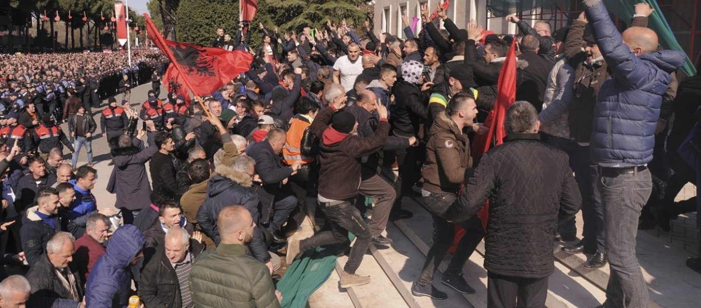 Αλβανία: Νέες κινητοποιήσεις της αντιπολίτευσης – Απέκλεισαν εθνικούς δρόμους