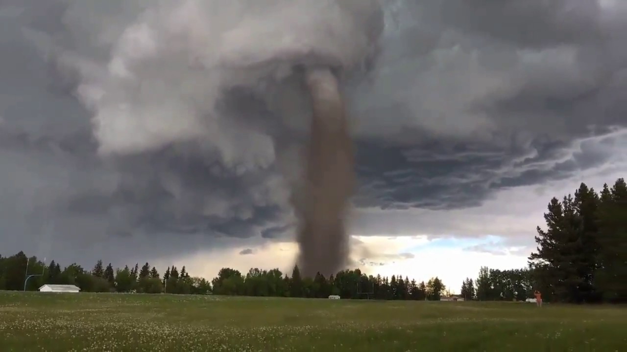 Δείτε τη στιγμή που ανεμοστρόβιλος «εκτινάσσει» λεωφορείο με 40 άτομα (βίντεο)