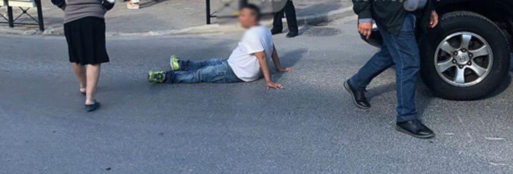 Κρήτη: Ξάπλωσε στη μέση του δρόμου και… ζητούσε να τον διορίσουν! (φώτο)