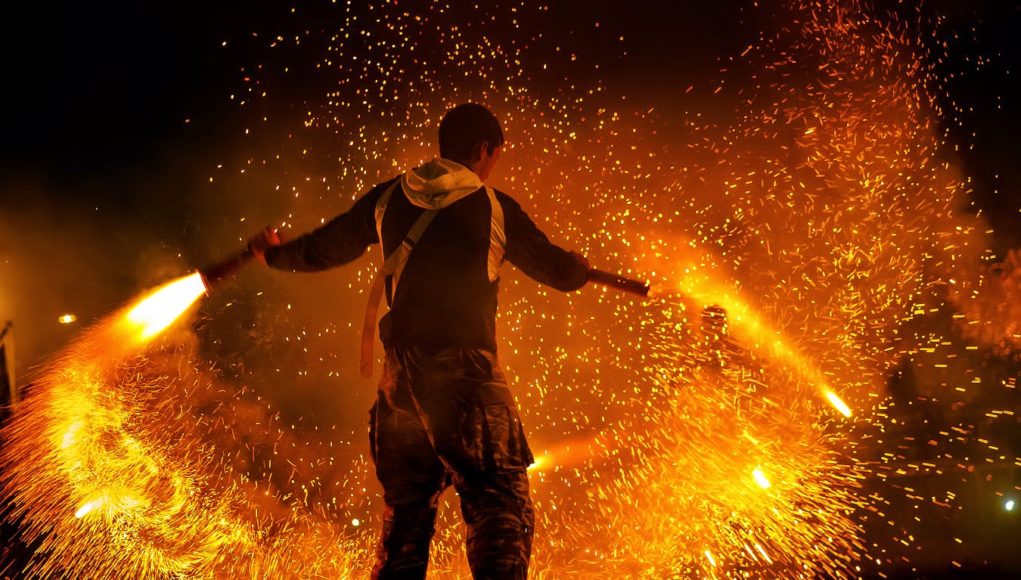 Δημοσκόπηση για σαϊτοπόλεμο: Το 80% δηλώνει υπέρ της κατάργησης του εθίμου