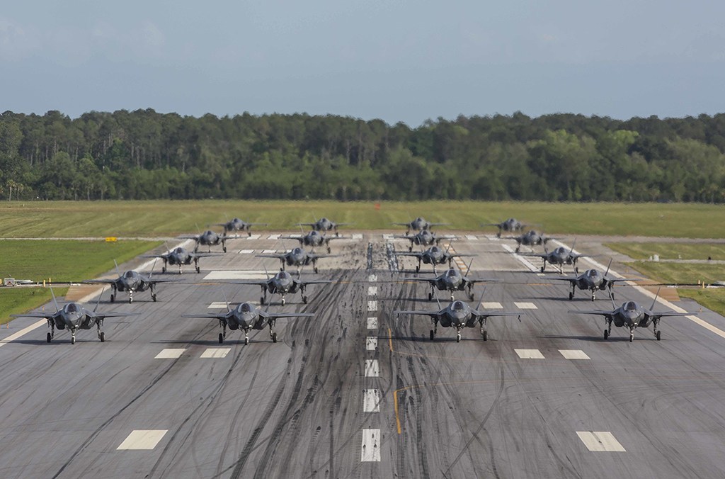 ΗΠΑ: 20 F-35B στον διάδρομο σε επίδειξη ετοιμότητας