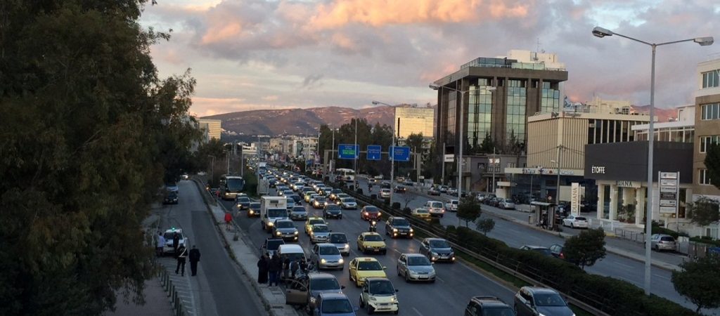 Καραμπόλα με τρία αυτοκίνητα στην Κηφισίας – Αυξημένη η κίνηση στο σημείο