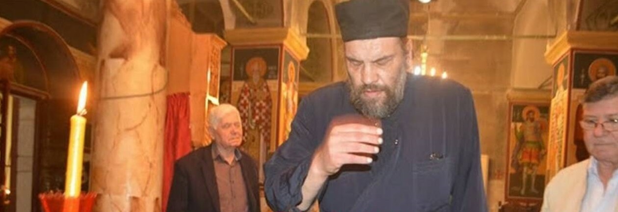 «Είναι ένα αγγελούδι» – Δάκρυσε και ο ιερέας στις Θεσπιές στην προσευχή για την 8χρονη Αλεξία