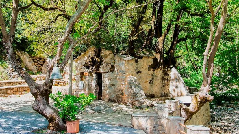 Η ιστορία που κρύβει το μικρό εκκλησάκι με τα 17 πλατάνια στη στέγη του