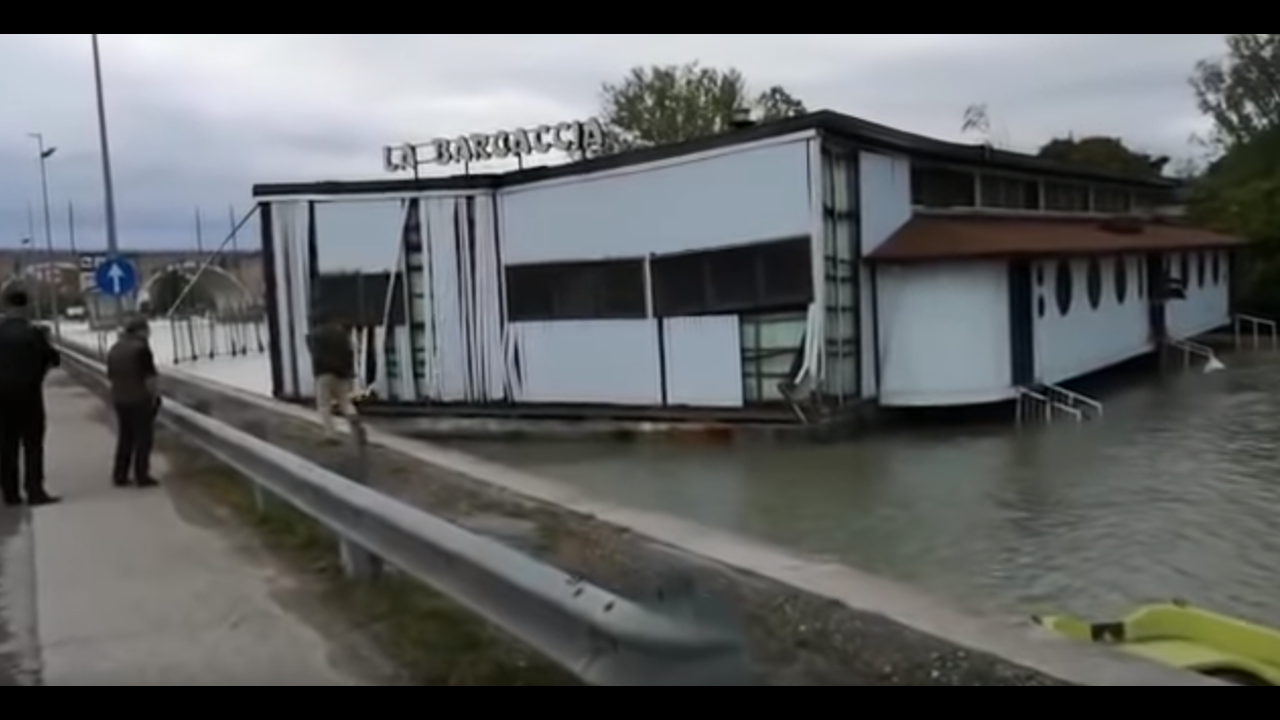 Οι ισχυροί άνεμοι παρέσυραν πλωτό εστιατόριο στη Βόρεια Ιταλία (βίντεο)