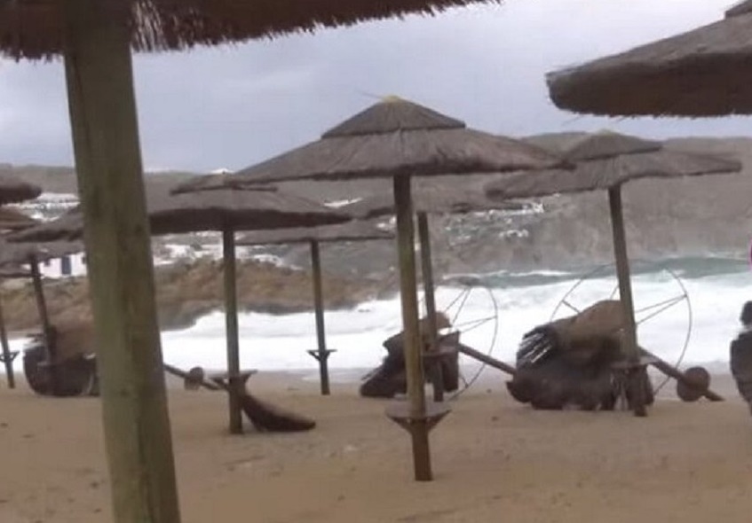 Η θάλασσα βγήκε στη στεριά στη Μύκονο – Έως και 10 μποφόρ οι άνεμοι (βίντεο)