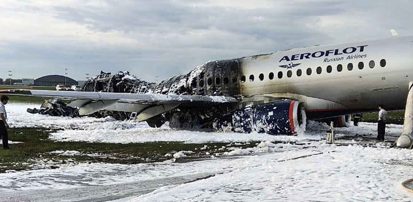 Οι εκδοχές για τα αίτια της συντριβής του Soukhoi Superjet 100 στη Μόσχα που στοίχισε τη ζωή 41 ψυχών
