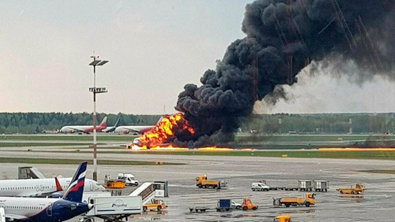 Επιβάτες Sukhoi Superjet 100: «Το αεροσκάφος μας κτυπήθηκε από κεραυνό» (βίντεο)