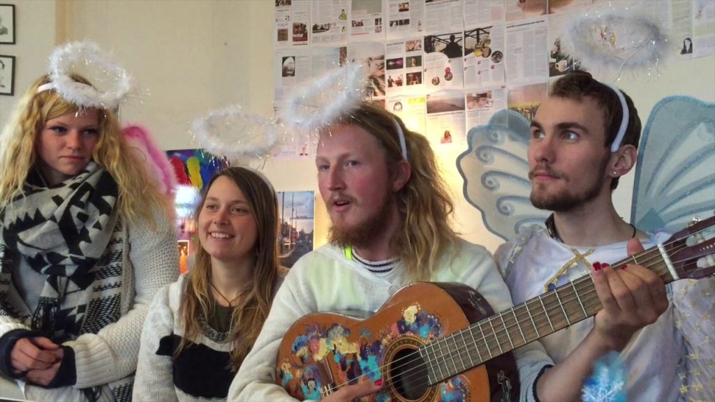 Αυτός είναι ο άνθρωπος που ταξίδεψε με ωτοστόπ σε περισσότερες από 50 χώρες με 2500 οχήματα (βίντεο)