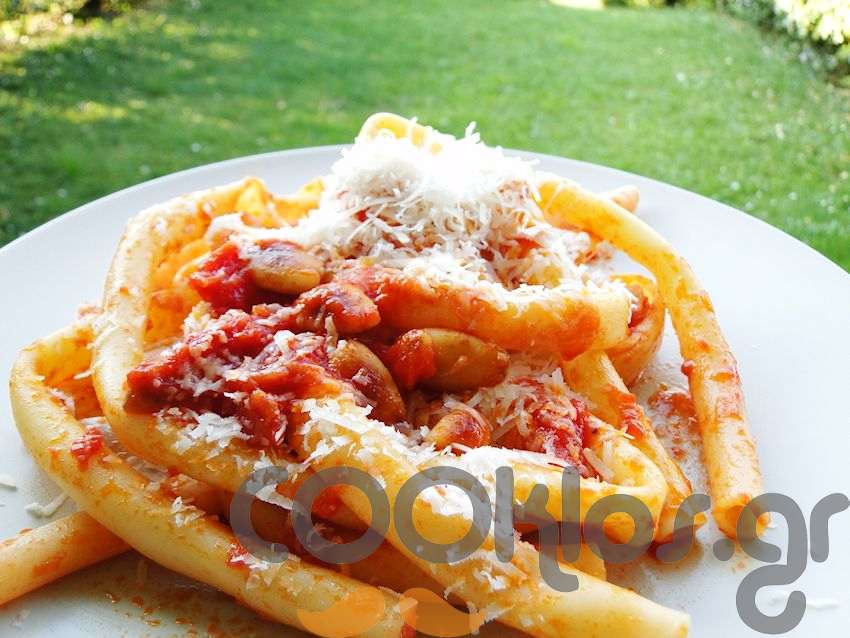 Η συνταγή της ημέρας: Μπουκατίνι με κόκκινη σάλτσα, αμύγδαλα και παρμεζάνα