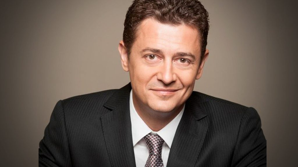 Δείτε τον Αντώνη Σρόιτερ να ποζάρει με το μαγιό του σε παραλία της Κρήτης (φωτο)