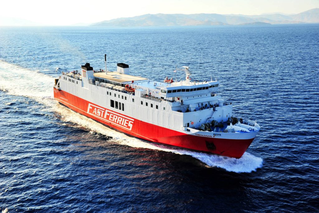 Η μάχη του πλοίου «Θεολόγος» με τα κύματα – Άνεμοι 8 μποφόρ στην Τήνο (βίντεο)