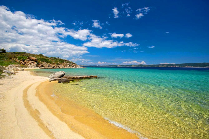 Άδειες παραλίες και τιρκουάζ νερά: Το ελληνικό νησάκι-όνειρο που ευτυχώς δεν έγινε ακόμα Μύκονος (φωτο)