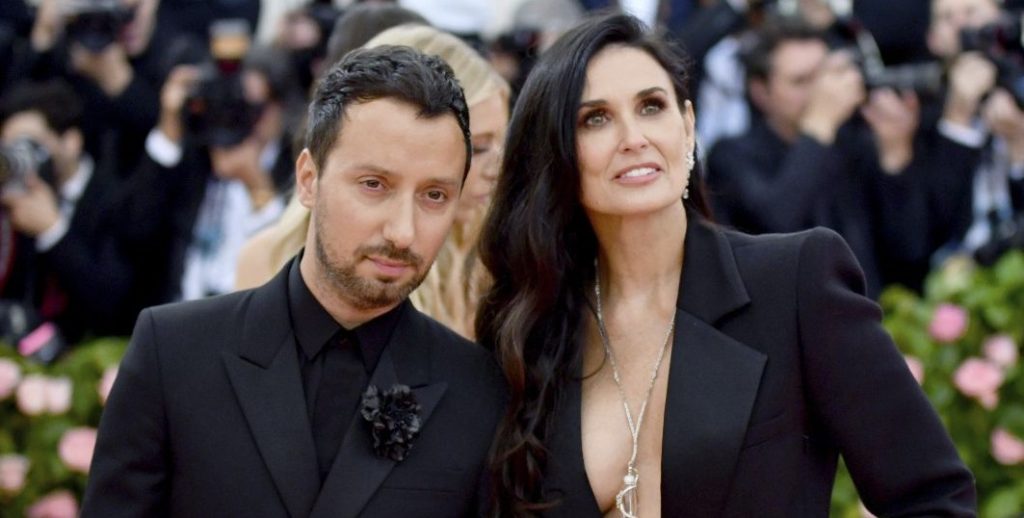 To αβυσσαλέο ντεκολτέ της Ντέμι Μουρ στο Met Gala – «Κόβει» την ανάσα στα 56 της (φώτο)