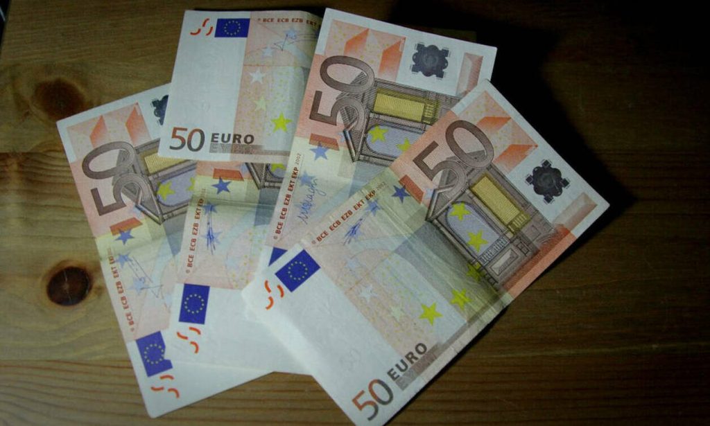 ΝΔ για μέτρα Τσίπρα: Υπόσχεται μισή 13η σύνταξη ενώ κόβει την 12η