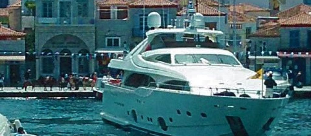 Ποιο βιβλίο διάβαζε ο Τσίπρας στο χλιδάτο σκάφος των 15 εκατομμυρίων (φωτό)