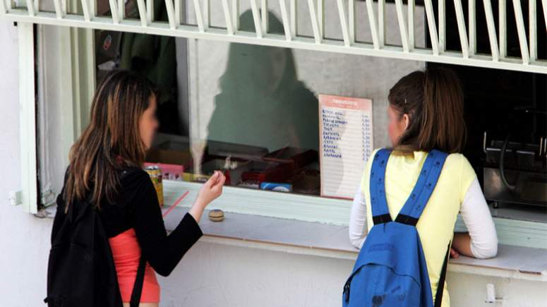 Σάλος στην Μυτιλήνη – Ιδιοκτήτης κυλικείου παρενοχλούσε μαθήτριες του Γυμνασίου – Δίωξη και στον Γυμνασιάρχη