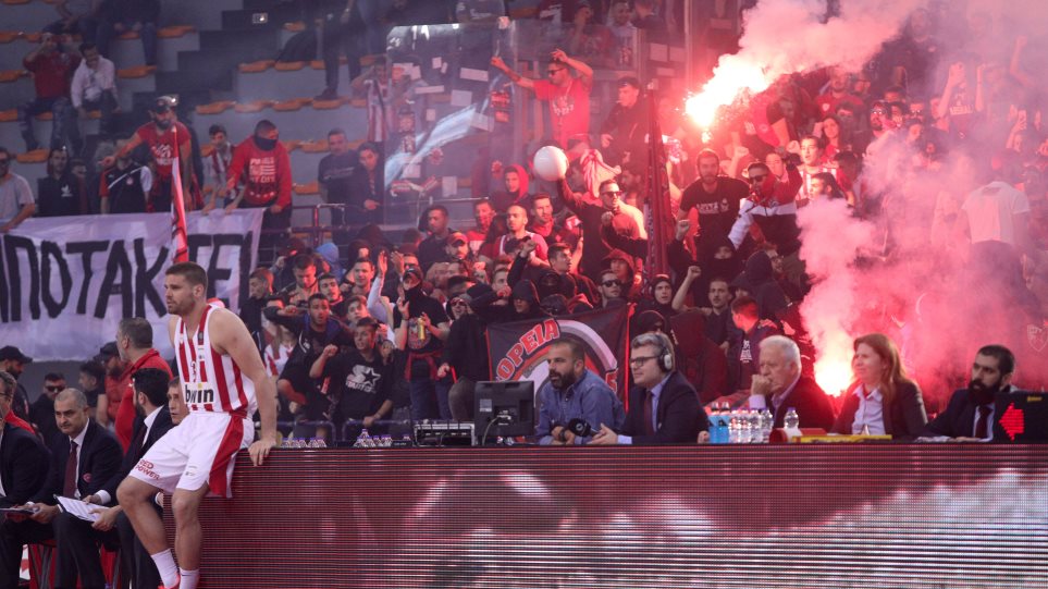 Προσωρινή διακοπή στο ΣΕΦ λόγω κροτίδων