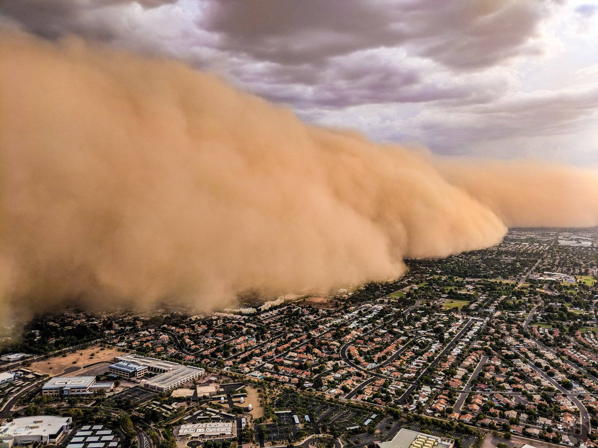 Δείτε τη στιγμή που τεράστια αμμοθύελλα «καταπίνει» ολόκληρη πόλη στην Αυστραλία (βίντεο)