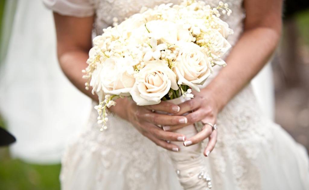 «Θανάσιμη» πεθερά φόρεσε νυφικό στον γάμο του γιού της! (φώτο)