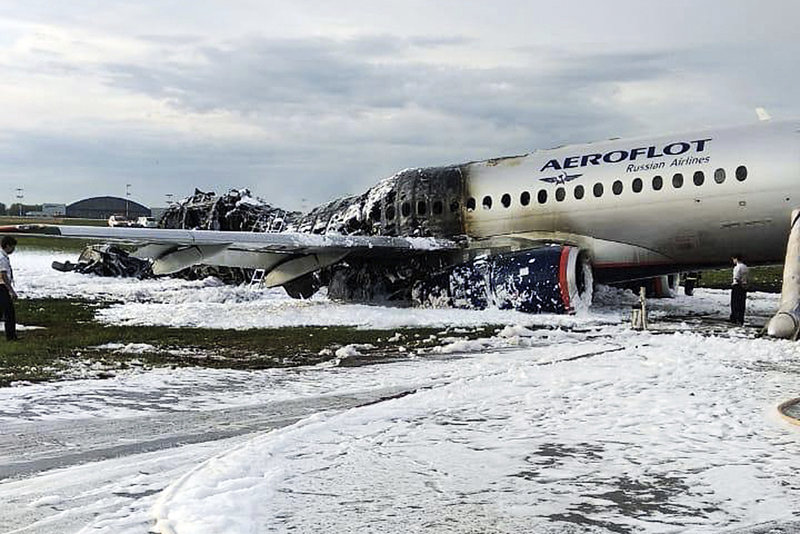 Μόσχα: Δείτε τη στιγμή που ο συγκυβερνήτης μπαίνει στο φλεγόμενο αεροπλάνο για να σώσει τον κυβερνήτη (βίντεο)