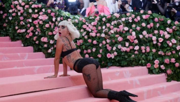 Τα πέταξε! – Άφωνοι όλοι με το στριπτίζ της Lady Gaga στο Μet Gala